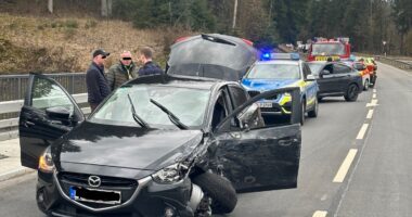 THL 1 – VU Unfall auf der B85 bei Ayrhof: Eine Verletzte und 40.000 Euro Schaden