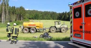 THL 1 – VU Motorrad gegen Bulldog in der Gemeinde Kollnburg