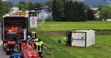 THL 2 – VU – LKW stürzt vor Viechtach Böschung hinab