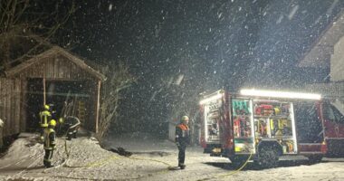 B1 – Bretterwand fängt Feuer