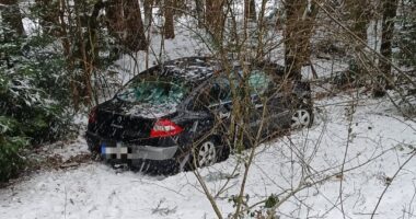 THL 1 – Autofahrerin stürzt auf B85 bei Zachenberg Böschung hinab und prallt gegen Baum