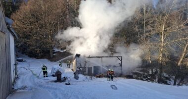 B2 – Großeinsatz in Achslach: Brand in Nebengebäude fordert zahlreiche Einsatzkräfte
