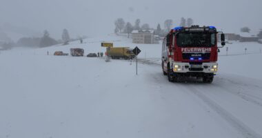 THL 2 VU#LKW/Bus (leer), ohne eingeklemmte Person bei Kirchberg i. Wald