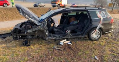 THL 2 – Eingeschlossen nach Frontalzusammenstoß: Unfall mit zwei Verletzten im Landkreis Regen