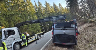 THL 1 – VU Glätteunfall zwischen Wiesing und Arnbruck: Kleinbus überschlägt sich