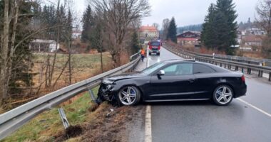 THL 1 auf der B11 kurz vor Ludwigsthal – Alleinbeteiligt in Leitplanke