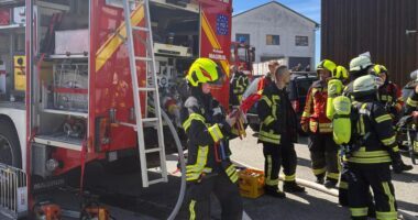 B 4 – Rauchentwicklung im Dachboden – Großeinsatz für Atemschutzträger in Rinchnach