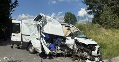 VU Transporter gegen LKW auf der B11/B85 bei Regen