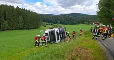 THL 1 – VU Lastwagen kippt um: Zwei Insassen kommen bei Unfall in Prackenbach glimpflich davon