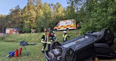 THL 1 VU – Autofahrer kommt auf der B85 bei Viechtach von der Fahrbahn ab und überschlägt sich