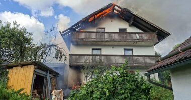 B3 – Schwere Schäden an Wohnhaus in Böbrach: 14 Feuerwehren bei Vollbrand im Einsatz
