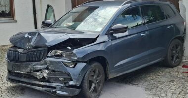 THL 1 – Nach medizinischem Notfall. Auto kracht in Kollnburg gegen Hausmauer.