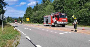 THL 1 #Straße reinigen auf der St 2135 nachdem Traktor Öl verloren hat