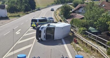 THL 1 – Unfall auf B85 bei Prackenbach: Transporter kippt nach Kollision mit Auto um