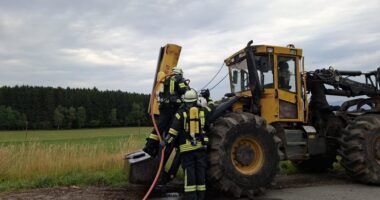 B1 – Forstmaschine gerät bei Kollnburg in Brand – Besitzer weiß sich selbst zu helfen
