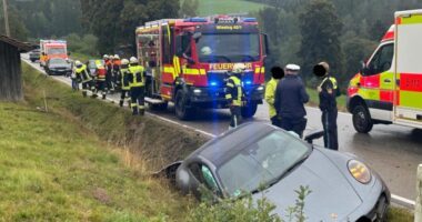 THL 1 – VU Über 100.000 Euro Schaden: Porsche landet bei Viechtach im Straßengraben