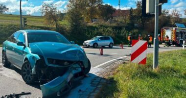 THL 1 VU – Unfall bei Rehau-Einmündung auf B85 bei Viechtach: Zwei Autos stoßen zusammen